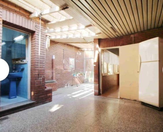 CASA EN VENTA CON J ARDIN , QUINCHO PARRILLA Y COCHERA