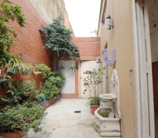 CASA EN VENTA CON J ARDIN , QUINCHO PARRILLA Y COCHERA