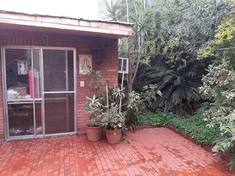 CASA EN VENTA CON J ARDIN , QUINCHO PARRILLA Y COCHERA