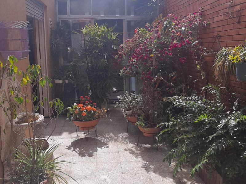 CASA EN VENTA CON J ARDIN , QUINCHO PARRILLA Y COCHERA