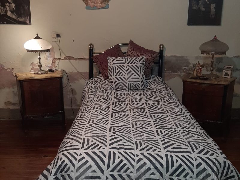 CASA EN VENTA CON J ARDIN , QUINCHO PARRILLA Y COCHERA