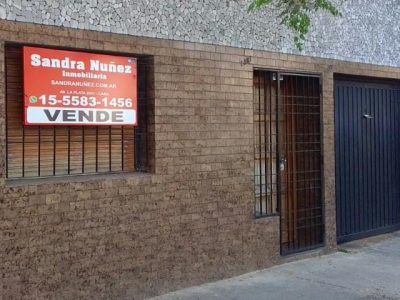 CASA EN VENTA CON J ARDIN , QUINCHO PARRILLA Y COCHERA