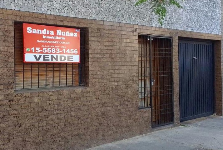 CASA EN VENTA CON J ARDIN , QUINCHO PARRILLA Y COCHERA